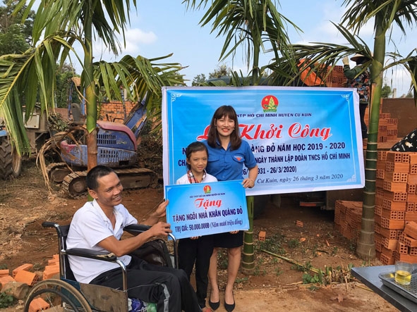 Huyện Đoàn Cư Kuin ủng hộ xây nhà Khăn quàng đỏ tặng em Vũ Nguyễn Anh Thư, học sinh lớp 4, Trường Tiểu học Kim Đồng. 