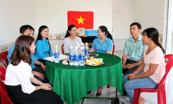 Cán bộ LĐLĐ huyện Cư M'gar và CĐCS Trường Mẫu giáo Cư Suê chia sẻ niềm vui với gia đình chị H'Men Êban trong căn nhà Mái ấm công đoàn. 