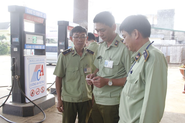 Cán bộ Cục Quản lý thị trường Đắk Lắk kiểm tra hoạt động kinh doanh xăng dầu tại huyện M Đ'rắk. 
