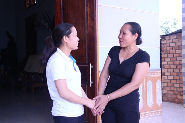 Chị H’Nhenh Siu (bên phải) đến tận nhà tuyên truyền, hướng dẫn hội viên sử dụng nguồn vốn vay hiệu quả.