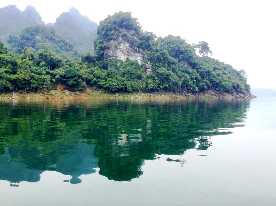 Vẻ đẹp hồ lồng dáng núi ở Lâm Bình.