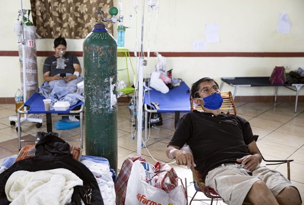 Bệnh nhân Covid-19 được điều trị tại bệnh viện ở Iquitos, Peru ngày 9-5. Nguồn: AFP/TTXVN