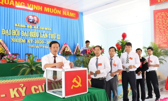 Các đại biểu bỏ phiếu bầu BCH Đảng bộ xã Cư Mta (M'Đrắk), nhiệm kỳ 2020-2025. ảnh T.Ninh