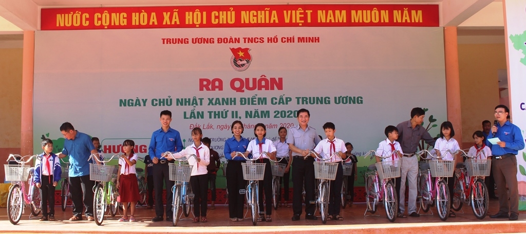 Trao xe đạp cho học sinh nghèo vượt khó tại huyện Krông Năng