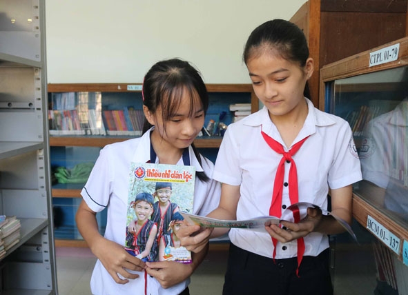 Học sinh Trường THCS Hòa Khánh (TP. Buôn Ma Thuột) tìm hiểu thêm thông tin từ sách báo tại thư viện trường. 
