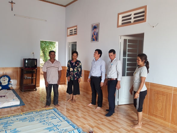 Trong ngôi nhà mới của gia đình ông Y Jăm Kriêng (ở buôn Lắk B, xã Ea Drông). 