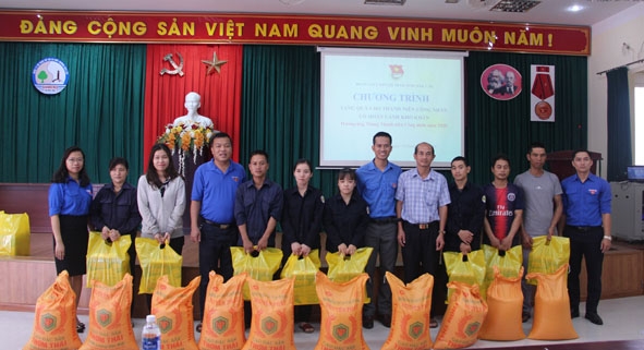 Tặng quà thanh niên công nhân khó khăn tại Công ty Cổ phần Đô thị và Môi trường Đắk Lắk.