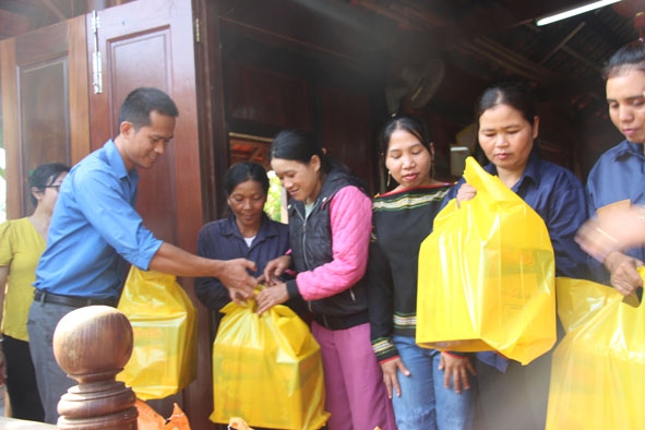 Phó Bí thư Tỉnh Đoàn Y Lê Pas Tơr  tặng quà thanh niên công nhân khó khăn Công ty TNHH MTV Cà phê Ea Pốk (huyện Cư M’gar). 