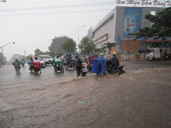Mưa lớn gây ngập nước, ùn tắc giao thông tại đoạn giao giữa đường Nguyễn Tất Thành và Lý Tự Trọng  (TP. Buôn Ma Thuột). Ảnh: Trương Nhất Vương
