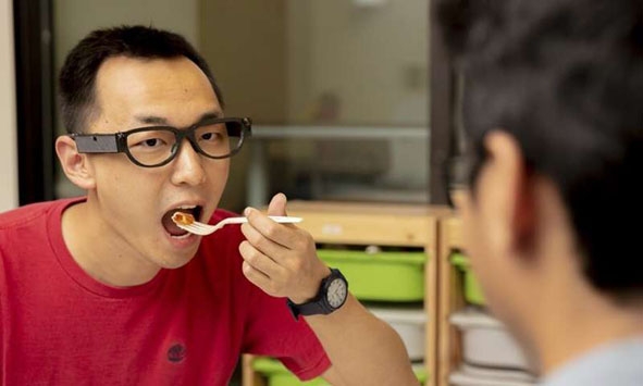 Gọng kính trang bị cảm biến giúp theo dõi chế độ ăn uống.