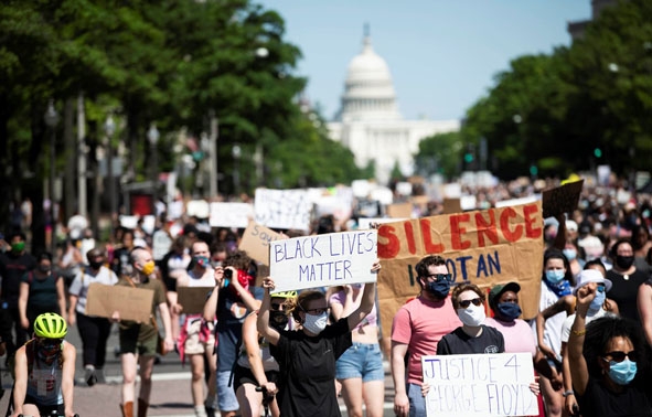 Người biểu tình tuần hành tại Washington D.C., Mỹ ngày 29-5 bày tỏ phẫn nộ trước cái chết của người da màu George Floyd. Ảnh: THX/TTXVN