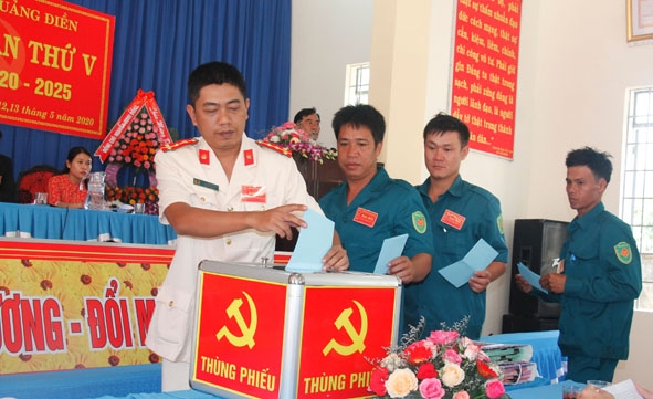 Đảng viên xã Quảng Điền bỏ phiếu bầu Ban Chấp hành Đảng bộ xã nhiệm kỳ 2020 - 2025. 