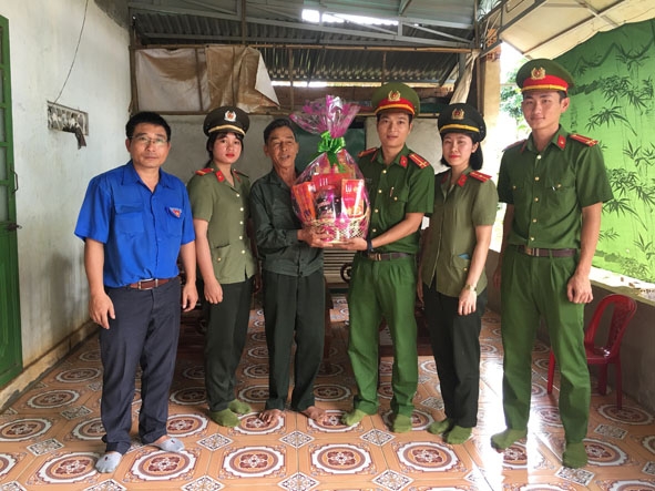 Trung úy Nguyễn Hồng Hoài Thương (thứ ba từ phải sang) tặng quà cho gia đình chính sách  tại xã Ea Lai nhân dịp Tết Nguyên đán Canh Tý 2020. 