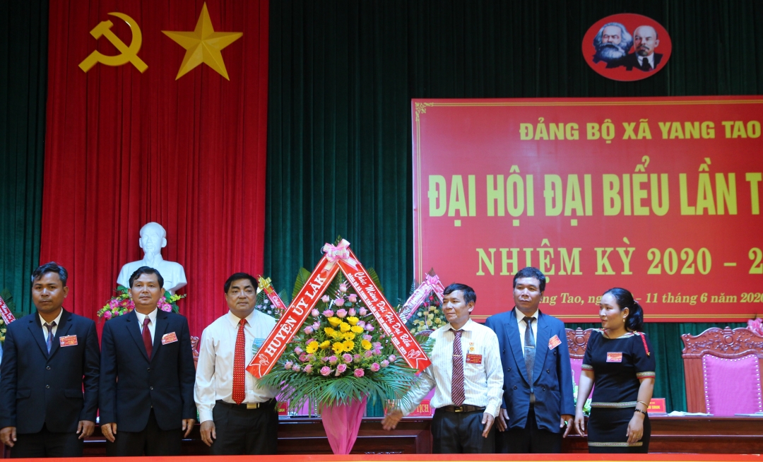 Bí thư Huyện ủy Lắk Võ Ngọc Tuyên (thứ 3 từ trái sang) tặng lẵng hoa chúc mừng đại hội.