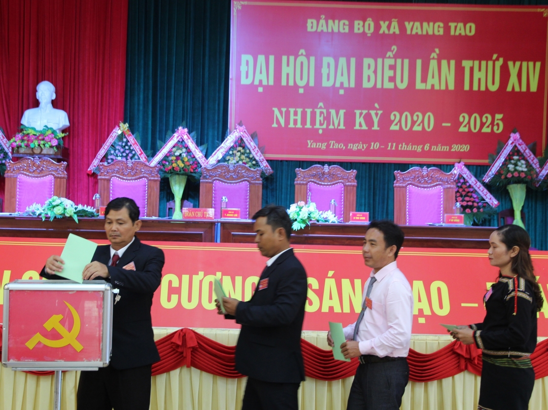 Các đại biểu bỏ phiếu bầu Ban Chấp hành Đảng bộ xã Yang Tao nhiệm kỳ 2020 – 2025. 