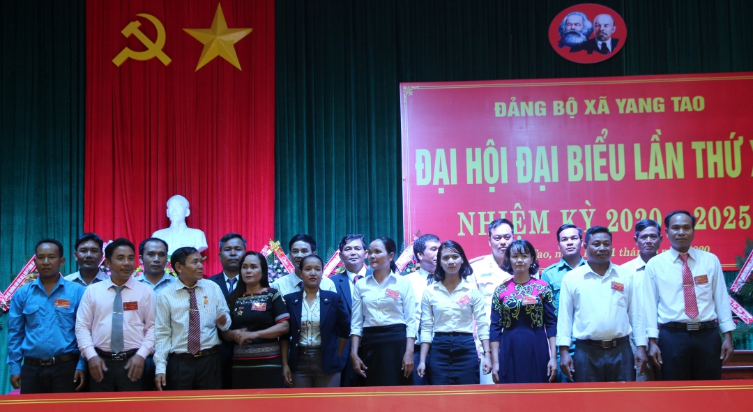 Ban Chấp hành Đảng bộ xã Yang Tao nhiệm kỳ 2020 – 2025 và Đoàn đại biểu dự đại hội cấp trên ra mắt, nhận nhiệm vụ.