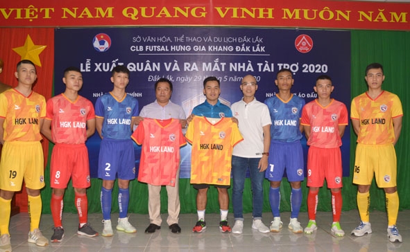  Câu  lạc bộ futsal Hưng  Gia Khang Đắk Lắk làm lễ  xuất quân dự  vòng loại Giải futsal vô địch quốc gia 2020.    