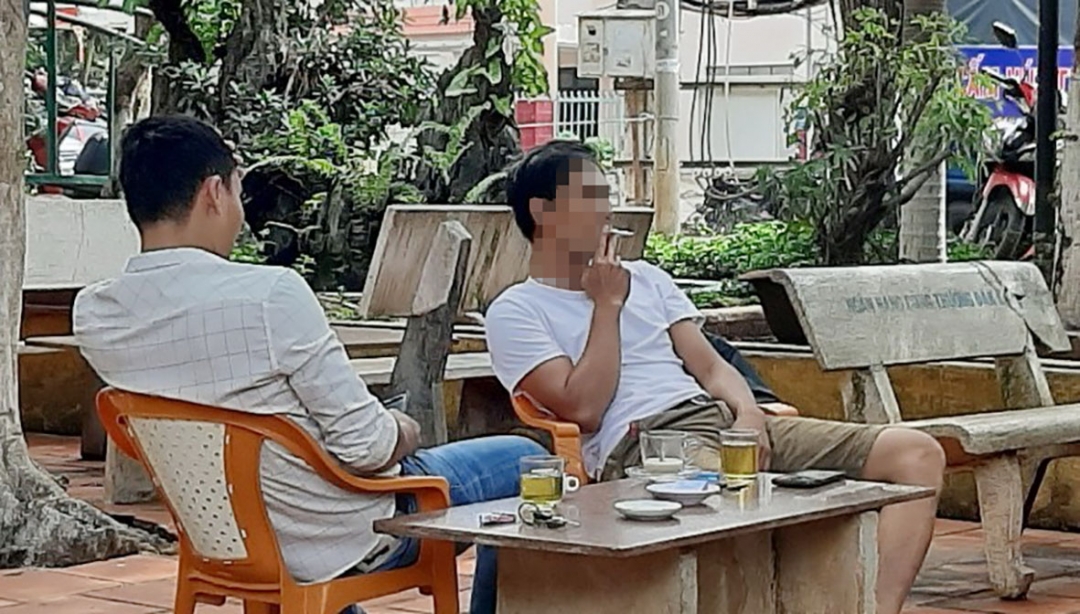 Nhiều người vẫn ngang nhiên hút thuốc lá nơi công cộng (Ảnh chụp tại một quán cà phê  trong Công viên Phù Đổng, TP. Buôn Ma Thuột).