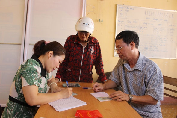 Cán bộ Phòng Lao động - Thương binh và Xã hội TP. Buôn Ma Thuột chi trả hỗ trợ cho người có công  trên địa bàn phường Tân Thành. 