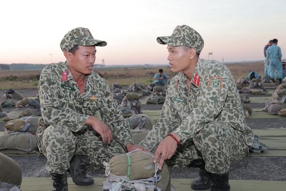 Trung úy quân nhân chuyên nghiệp Đậu Văn Công (bên trái) chia sẻ kinh nghiệm nhảy dù với Trung sĩ  Hồ Duy Tân. 