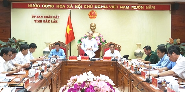 Chủ tịch UBND tỉnh Phạm Ngọc Nghị phát biểu tại phiên họp. 
