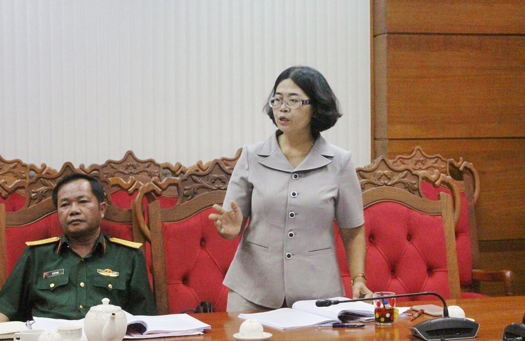 Trưởng Ban Dân vận Tỉnh ủy, Chủ tịch Ủy ban MTTQVN tỉnh H'Kim Hoa Byă phát biểu ý kiến tại cuộc họp 