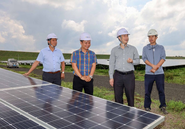           Bí thư Huyện ủy Krông Pắc  Trần Hồng Tiến (thứ hai  từ phải sang)  tham quan  Trang trại  điện mặt trời ở xã Ea Phê (huyện Krông Pắc).  Ảnh: Hoàng Gia