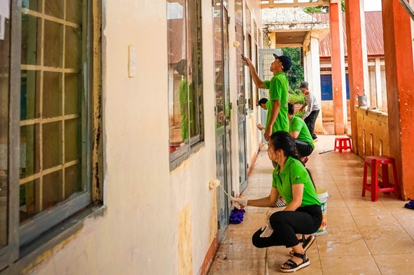 Đội Thanh niên tình nguyện Vòng tay yêu thương (thuộc Hội LHTN Việt Nam huyện Krông Pắc)  của anh Nguyễn Duy Học tình nguyện sơn sửa lại tường cho một trường học. 