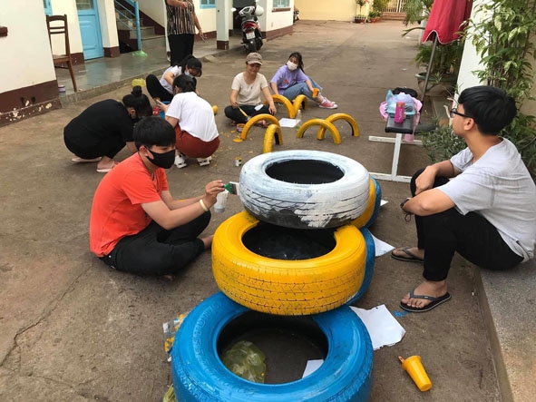 Đoàn viên thanh niên phường Thống Nhất (TP. Buôn Ma Thuột) làm công trình thanh niên từ vật liệu  tái chế. 