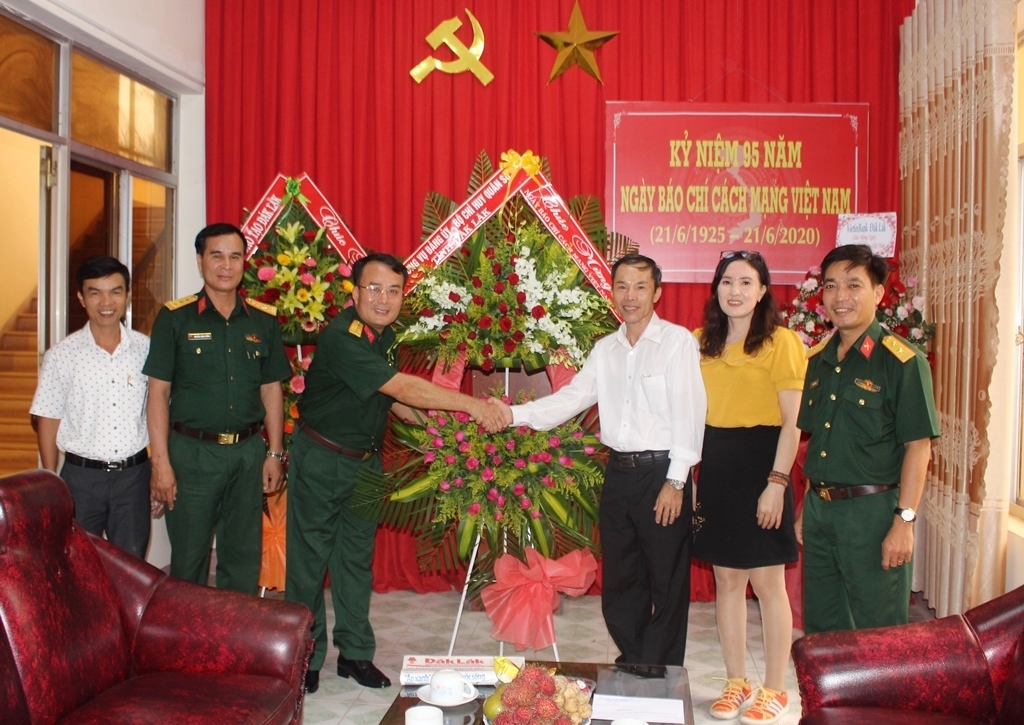 Bộ Chỉ huy Quân sự tỉnh thăm, chúc mừng Báo Đắk Lắk