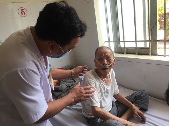 Bệnh nhân mắc bệnh viêm phổi tắc nghẽn mãn tính điều trị tại Bệnh viện Lao và bệnh Phổi tỉnh.    Ảnh: Võ Quỳnh