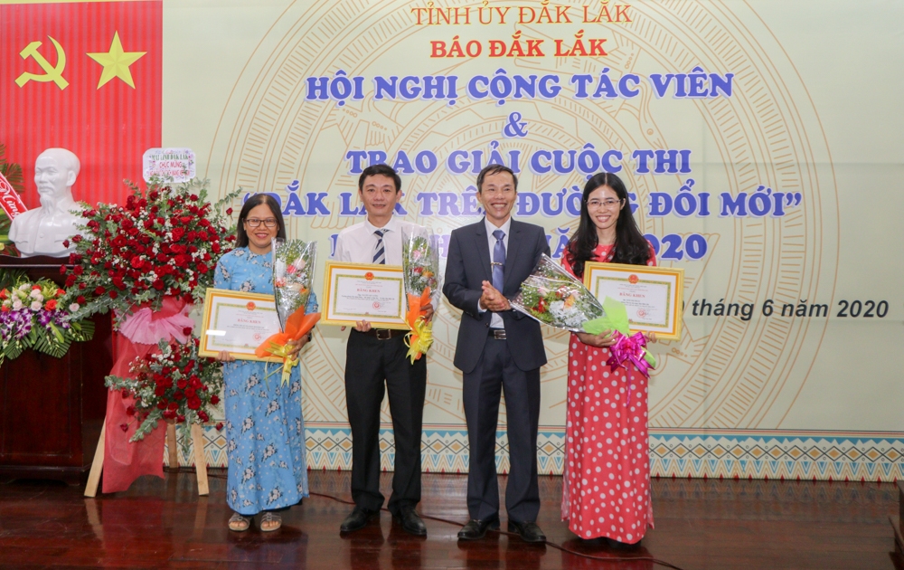 Phó Tổng Biên tập phụ trách Đinh Xuân Toản trao Bằng khen của UBND tỉnh cho các tập thể, cá nhân có thành tích hoàn thành xuất sắc nhiệm vụ công tác năm 2019 