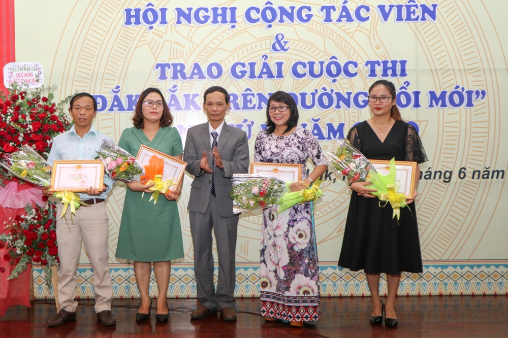 Phó Tổng biên tập Lê Quang Ánh tặng Giấy khen cho các cộng tác viên có thành tích xuất sắc trong cộng tác tin, bài. Ảnh Hoàng Gia