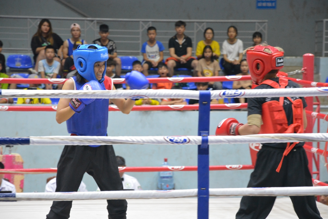 Các nữ võ sĩ thi đấu nooijdung đối kháng tại giải.