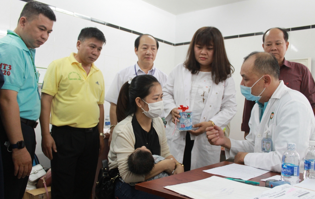 Phó Chủ tịch UBND tỉnh H'Yim Kđoh thăm và tặng quà các trẻ em đến khám tại Chương trình.