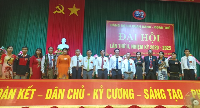 Ban Chấp hành Đảng bộ cơ quan Đảng - Đoàn thể huyện Lắk nhiệm kỳ 2020 - 2025 ra mắt Đại hội.
