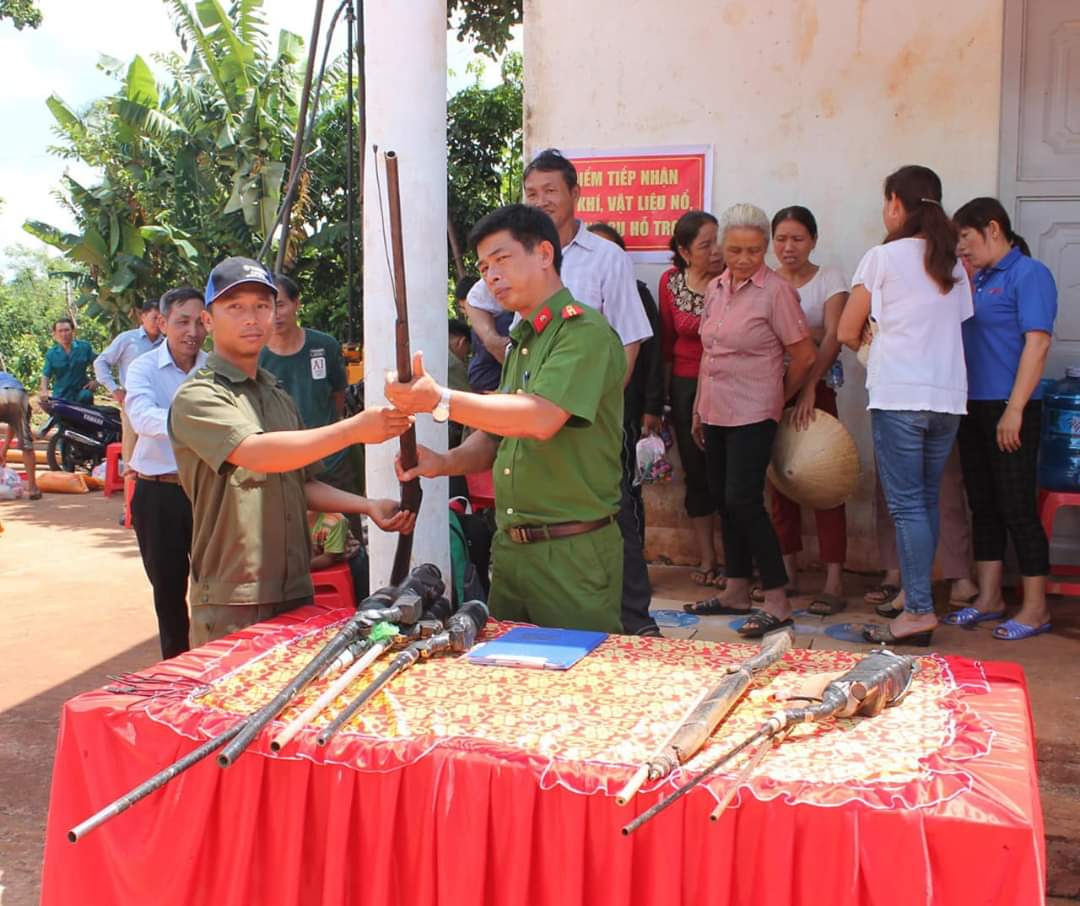Người dân xã Ea Kuêh (huyện Cư M'gar) giao nộp vũ khí tự chế cho cán bộ, chiến sĩ công an.