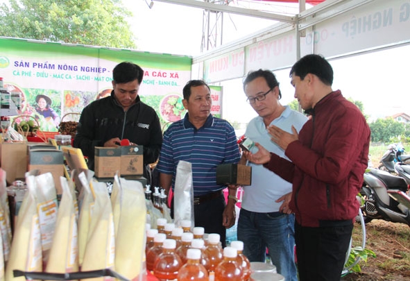 Khách tìm hiểu sản phẩm OCOP (mỗi xã một sản phẩm) của huyện Cư Kuin được trưng bày tại Hội chợ Sản phẩm OCOP khu vực Tây Nguyên. Ảnh: Minh Thuận