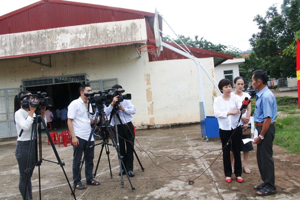 Phóng viên một số cơ quan báo chí trên địa bàn tỉnh phỏng vấn cử tri huyện Lắk.  