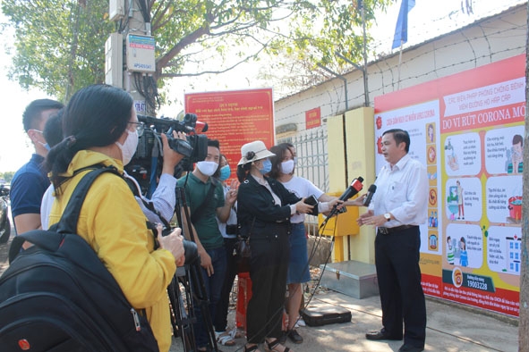 Các phóng viên cơ quan báo chí phỏng vấn Phó Giám đốc Sở Y tế Nguyễn Trung Thành về công tác phòng, chống dịch Covid-19 tại địa phương.      Ảnh: Kim Oanh