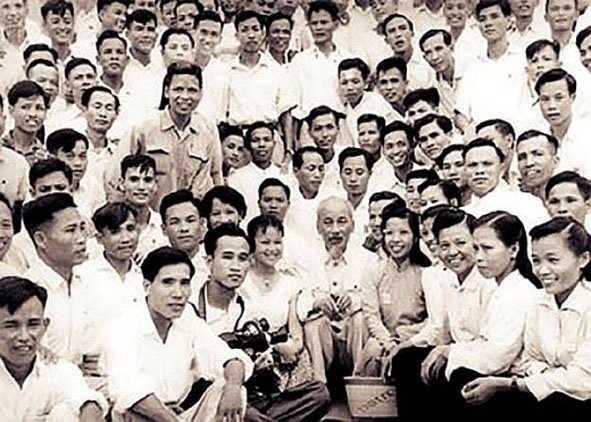                      Bác Hồ  và các nhà báo  năm 1960.  Ảnh tư liệu