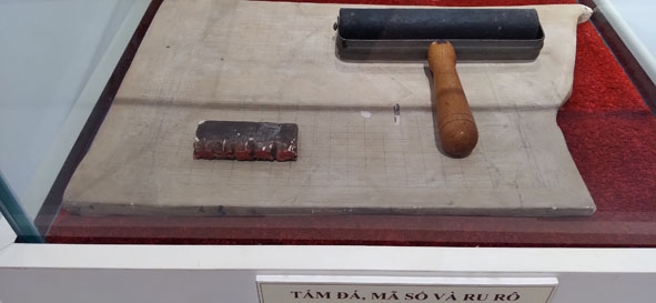 Một số vật dụng thô sơ dùng in báo Việt Nam Độc Lập trưng bày tại Khu di tích Quốc gia đặc biệt Pác Bó. 