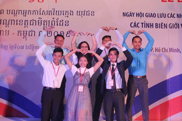 Tuổi trẻ Việt Nam - Campuchia cùng chụp ảnh lưu niệm tại Ngày hội. 