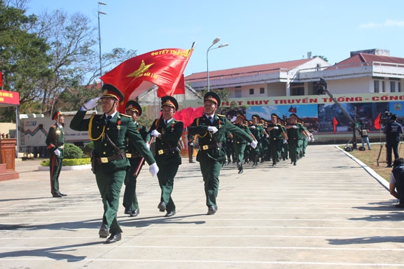Cán bộ, chiến sĩ  lực lượng  vũ trang tỉnh  tham gia  duyệt đội ngũ  tại Lễ ra quân huấn luyện  năm 2020.   Ảnh:  Quỳnh Anh