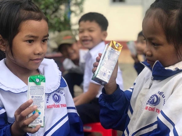 Học sinh Trường Tiểu học Nguyễn Chí Thanh (xã Đắk Liêng, huyện Lắk) nhận sữa từ chương trình 