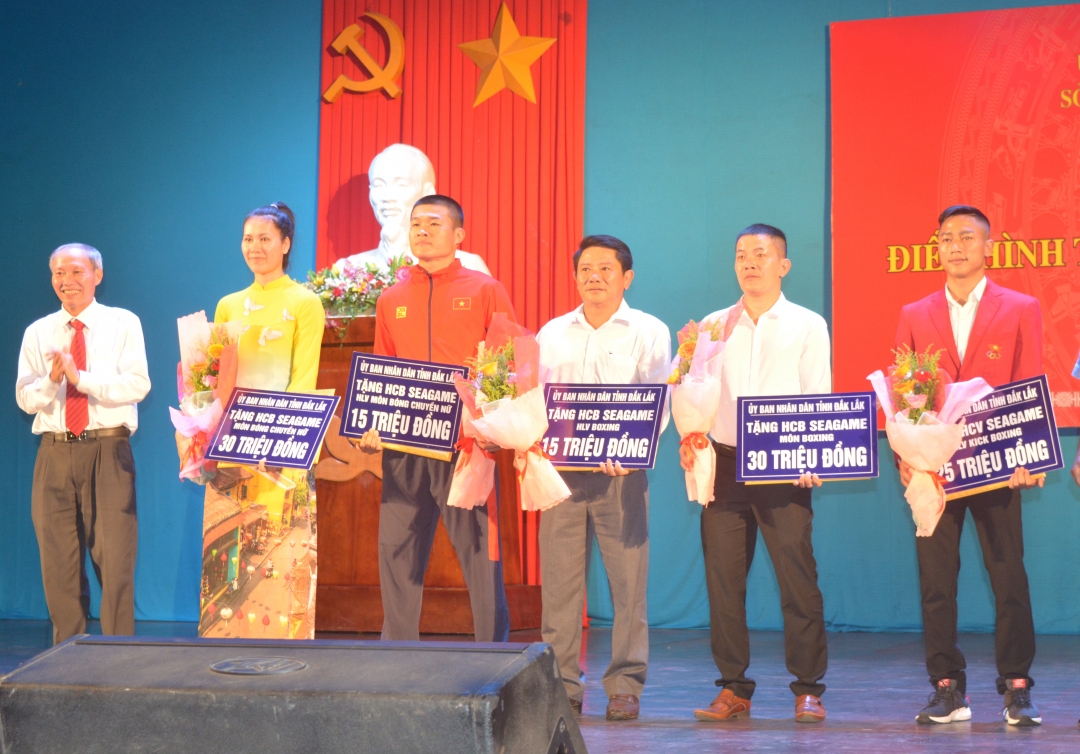 Lãnh đạo Sở Văn hóa, Thể thao và Du lịch trao Bằng khen, tiền thưởng của UBND tỉnh tặng các vận động viên, huấn luyện viên.