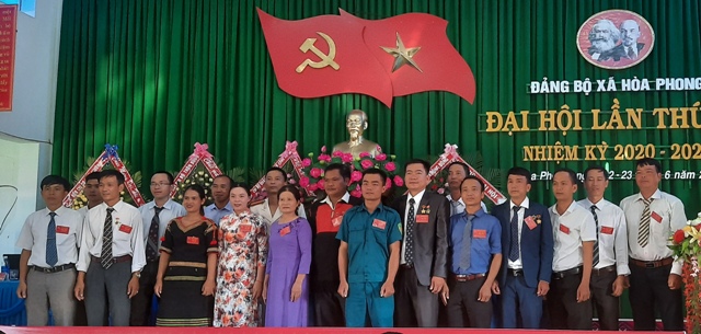 Ban Chấp hành Đảng bộ xã Hòa Phong nhiệm kỳ 2020 - 2025 ra mắt đại hội.