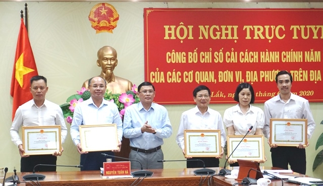 Phó Chủ tịch Thường trực UBND tỉnh Nguyễn Tuấn Hà trao Bằng khen cho các cá nhân. 