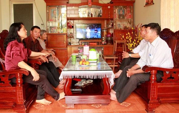 Thành viên tổ hòa giải thôn 8 (xã Cư Bao, thị xã Buôn Hồ) gặp gỡ, trò chuyện với gia đình người dân trong thôn.