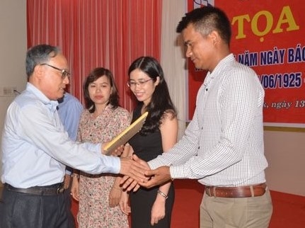 Các phóng viên, nhà báo có thành tích xuất sắc được Hội Nhà báo tỉnh khen thưởng trong dịp kỷ niệm 95 năm Ngày Báo chí cách mạng Việt Nam.